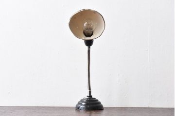昭和レトロ　メンズライクなインテリアにおすすめの黒いスタンドライト(卓上照明、デスクスタンド)