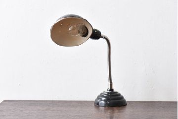 昭和レトロ　メンズライクなインテリアにおすすめの黒いスタンドライト(卓上照明、デスクスタンド)