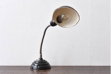 昭和レトロ　メンズライクなインテリアにおすすめの黒いスタンドライト(卓上照明、デスクスタンド)