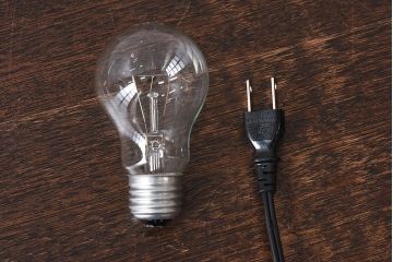 昭和レトロ　メンズライクなインテリアにおすすめの黒いスタンドライト(卓上照明、デスクスタンド)