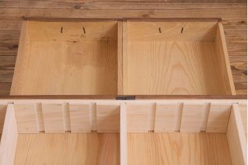 レトロ家具　昭和初期　脚付き　レトロな雰囲気漂うリメイクローボード(収納棚、リビングボード)