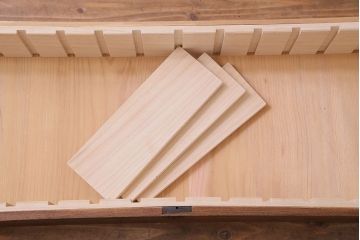 レトロ家具　昭和初期　脚付き　レトロな雰囲気漂うリメイクローボード(収納棚、リビングボード)