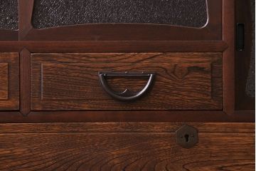 レトロ家具　昭和初期　脚付き　レトロな雰囲気漂うリメイクローボード(収納棚、リビングボード)