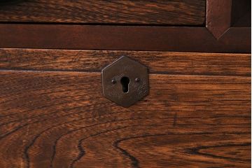 レトロ家具　昭和初期　脚付き　レトロな雰囲気漂うリメイクローボード(収納棚、リビングボード)