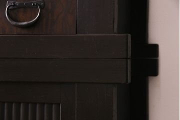 アンティーク家具　古民具・骨董　重ね箪笥　丸桟仕上げの上質な近江水屋箪笥(カップボード、収納棚)