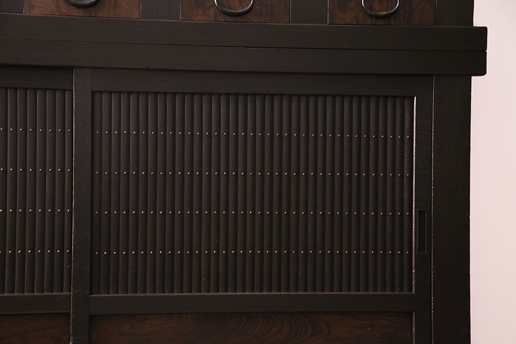 アンティーク家具　古民具・骨董　重ね箪笥　丸桟仕上げの上質な近江水屋箪笥(カップボード、収納棚)