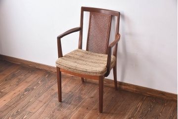 ヴィンテージ家具　北欧ビンテージ　G-PLAN(ジープラン)　メッシュバックのアームチェア(ダイニングチェア、椅子)(1)