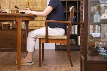 ヴィンテージ家具　G-PLAN(ジープラン)　背もたれがメッシュのビンテージアームチェア(ダイニングチェア、椅子)(1)