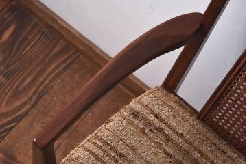 ヴィンテージ家具　G-PLAN(ジープラン)　背もたれがメッシュのビンテージアームチェア(ダイニングチェア、椅子)(1)