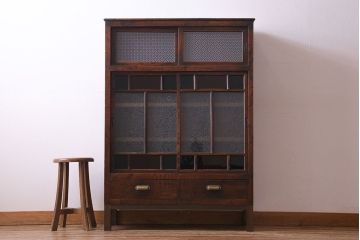 レトロ家具　和製アンティーク　オリジナル花ガラス入り!　レトロなアンティーク色ガラスが魅力的な食器棚(収納棚、キッチンボード、戸棚)