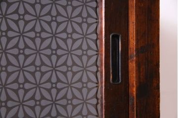 レトロ家具　和製アンティーク　オリジナル花ガラス入り!　レトロなアンティーク色ガラスが魅力的な食器棚(収納棚、キッチンボード、戸棚)