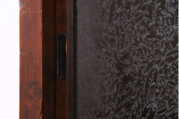 レトロ家具　和製アンティーク　オリジナル花ガラス入り!　レトロなアンティーク色ガラスが魅力的な食器棚(収納棚、キッチンボード、戸棚)