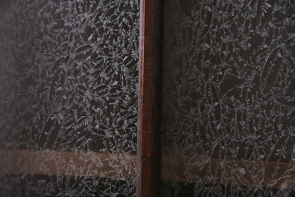 レトロ家具　和製アンティーク　オリジナル花ガラス入り!　レトロなアンティーク色ガラスが魅力的な食器棚(収納棚、キッチンボード、戸棚)