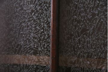 レトロ家具　和製アンティーク　オリジナル花ガラス入り!　レトロなアンティーク色ガラスが魅力的な食器棚(収納棚、キッチンボード、戸棚)