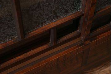 レトロ家具　和製アンティーク　オリジナル花ガラス入り!　レトロなアンティーク色ガラスが魅力的な食器棚(収納棚、キッチンボード、戸棚)