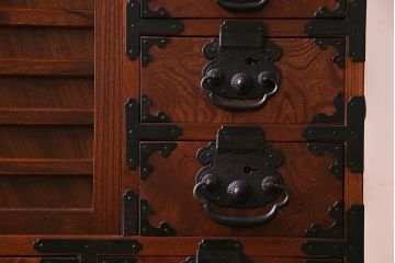 アンティーク家具　和製アンティーク　上手物!三方欅材　杢目の美しさと重厚な金具が目を惹く松本帳場箪笥(時代箪笥、引き出し、戸棚)