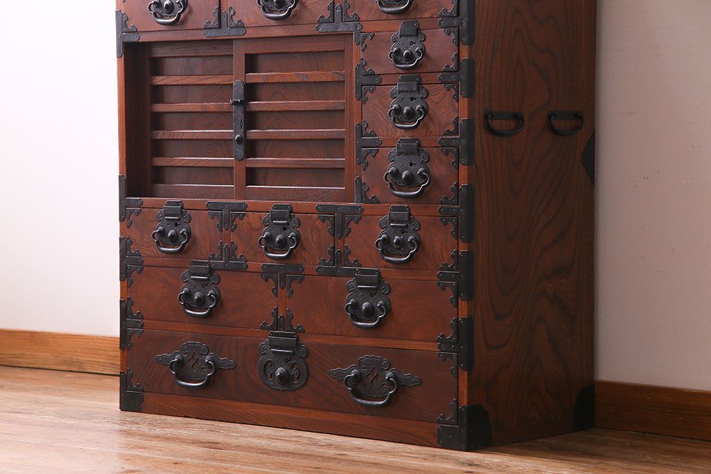 アンティーク家具　和製アンティーク　上手物!三方欅材　杢目の美しさと重厚な金具が目を惹く松本帳場箪笥(時代箪笥、引き出し、戸棚)