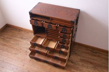 アンティーク家具　和製アンティーク　上手物!三方欅材　杢目の美しさと重厚な金具が目を惹く松本帳場箪笥(時代箪笥、引き出し、戸棚)