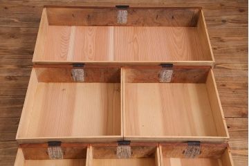 アンティーク家具　和製アンティーク　上手物!三方欅材　杢目の美しさと重厚な金具が目を惹く松本帳場箪笥(時代箪笥、引き出し、戸棚)