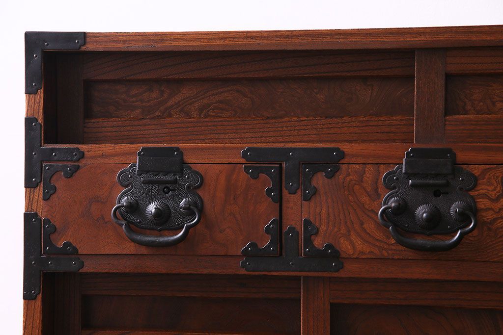 アンティーク家具　和製アンティーク　上手物!三方欅材　杢目の美しさと重厚な金具が目を惹く松本帳場箪笥(時代箪笥、引き出し、戸棚)