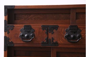 アンティーク家具　和製アンティーク　上手物!三方欅材　杢目の美しさと重厚な金具が目を惹く松本帳場箪笥(時代箪笥、引き出し、戸棚)