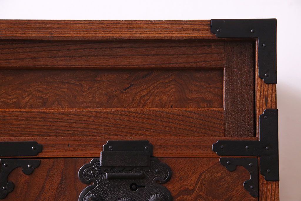 アンティーク家具　和製アンティーク　上手物!三方欅材　杢目の美しさと重厚な金具が目を惹く松本帳場箪笥(時代箪笥、引き出し、戸棚)
