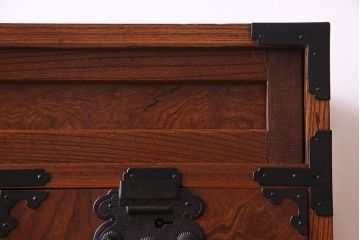 アンティーク家具　和製アンティーク　上手物!三方欅材　杢目の美しさと重厚な金具が目を惹く松本帳場箪笥(時代箪笥、引き出し、戸棚)