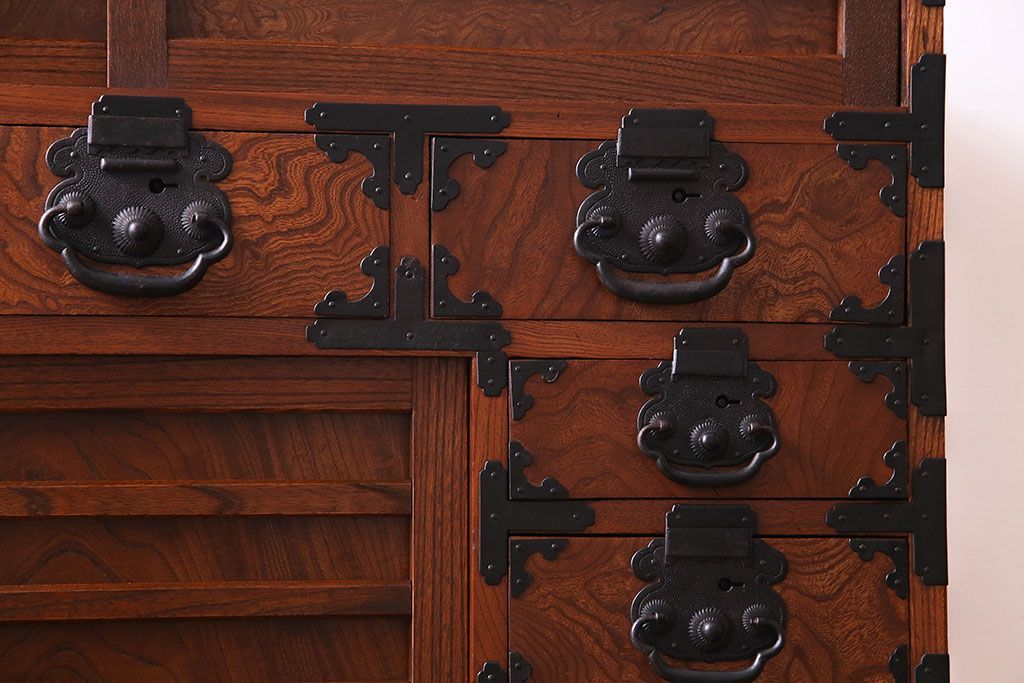 アンティーク家具　和製アンティーク　上手物!三方欅材　杢目の美しさと重厚な金具が目を惹く松本帳場箪笥(時代箪笥、引き出し、戸棚)