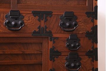 アンティーク家具　和製アンティーク　上手物!三方欅材　杢目の美しさと重厚な金具が目を惹く松本帳場箪笥(時代箪笥、引き出し、戸棚)