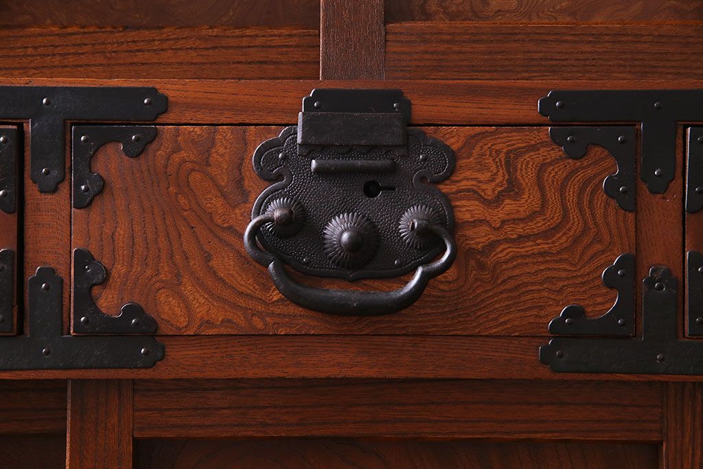 アンティーク家具　和製アンティーク　上手物!三方欅材　杢目の美しさと重厚な金具が目を惹く松本帳場箪笥(時代箪笥、引き出し、戸棚)