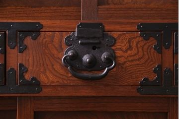 アンティーク家具　和製アンティーク　上手物!三方欅材　杢目の美しさと重厚な金具が目を惹く松本帳場箪笥(時代箪笥、引き出し、戸棚)