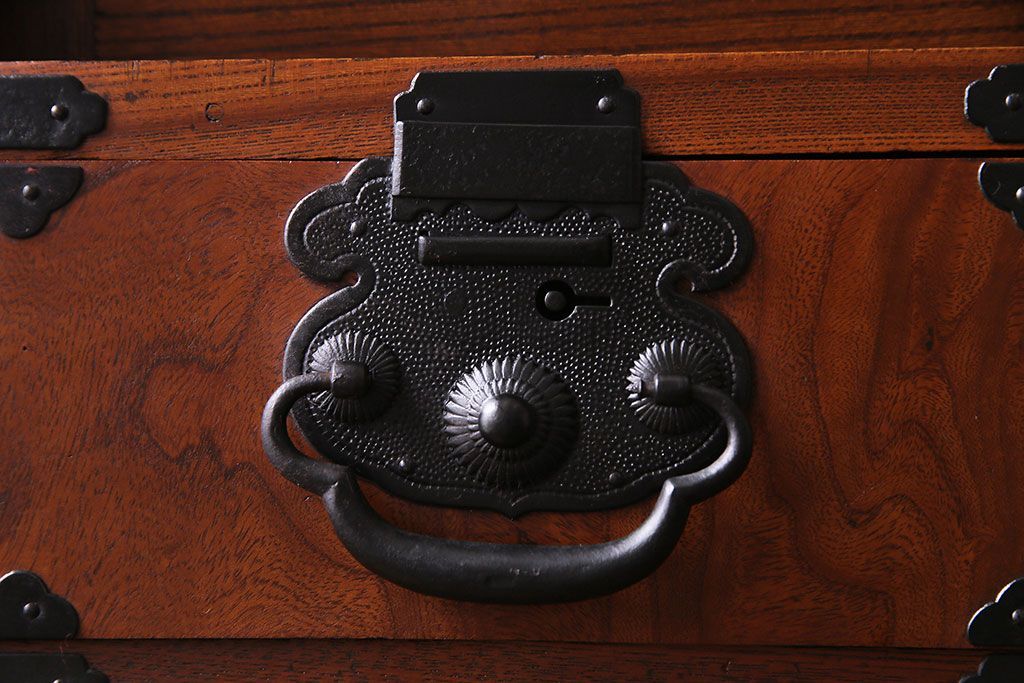 アンティーク家具　和製アンティーク　上手物!三方欅材　杢目の美しさと重厚な金具が目を惹く松本帳場箪笥(時代箪笥、引き出し、戸棚)