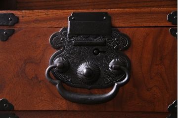 アンティーク家具　和製アンティーク　上手物!三方欅材　杢目の美しさと重厚な金具が目を惹く松本帳場箪笥(時代箪笥、引き出し、戸棚)