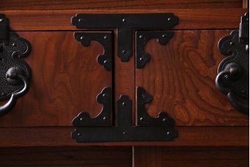 アンティーク家具　和製アンティーク　上手物!三方欅材　杢目の美しさと重厚な金具が目を惹く松本帳場箪笥(時代箪笥、引き出し、戸棚)