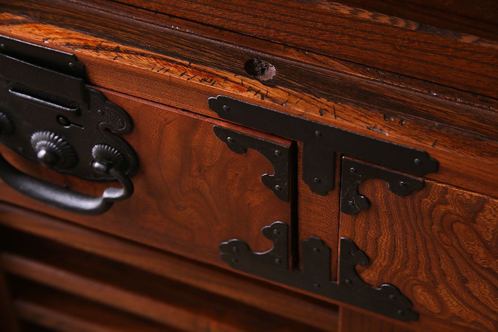アンティーク家具　和製アンティーク　上手物!三方欅材　杢目の美しさと重厚な金具が目を惹く松本帳場箪笥(時代箪笥、引き出し、戸棚)