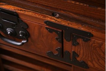 アンティーク家具　和製アンティーク　上手物!三方欅材　杢目の美しさと重厚な金具が目を惹く松本帳場箪笥(時代箪笥、引き出し、戸棚)