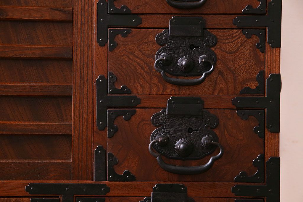 アンティーク家具　和製アンティーク　上手物!三方欅材　杢目の美しさと重厚な金具が目を惹く松本帳場箪笥(時代箪笥、引き出し、戸棚)