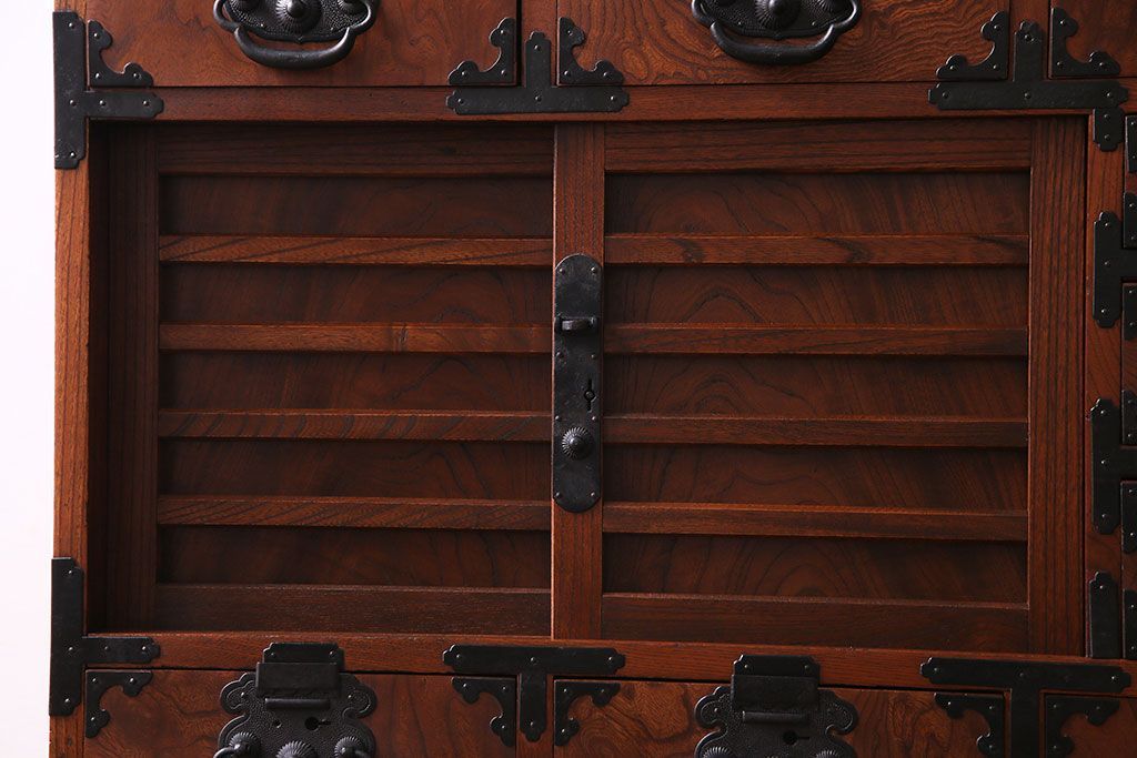 アンティーク家具　和製アンティーク　上手物!三方欅材　杢目の美しさと重厚な金具が目を惹く松本帳場箪笥(時代箪笥、引き出し、戸棚)