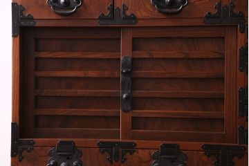 アンティーク家具　和製アンティーク　上手物!三方欅材　杢目の美しさと重厚な金具が目を惹く松本帳場箪笥(時代箪笥、引き出し、戸棚)