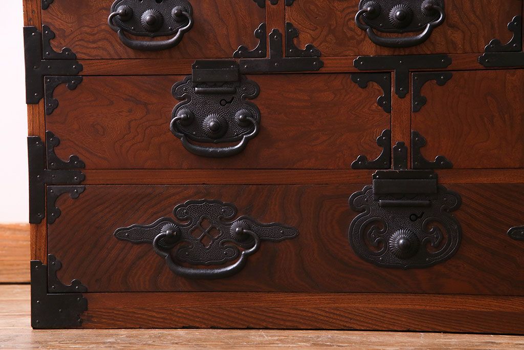 アンティーク家具　和製アンティーク　上手物!三方欅材　杢目の美しさと重厚な金具が目を惹く松本帳場箪笥(時代箪笥、引き出し、戸棚)