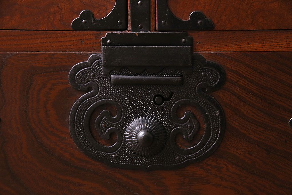 アンティーク家具　和製アンティーク　上手物!三方欅材　杢目の美しさと重厚な金具が目を惹く松本帳場箪笥(時代箪笥、引き出し、戸棚)