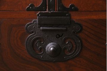 アンティーク家具　和製アンティーク　上手物!三方欅材　杢目の美しさと重厚な金具が目を惹く松本帳場箪笥(時代箪笥、引き出し、戸棚)