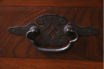 アンティーク家具　和製アンティーク　上手物!三方欅材　杢目の美しさと重厚な金具が目を惹く松本帳場箪笥(時代箪笥、引き出し、戸棚)