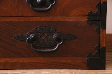 アンティーク家具　和製アンティーク　上手物!三方欅材　杢目の美しさと重厚な金具が目を惹く松本帳場箪笥(時代箪笥、引き出し、戸棚)