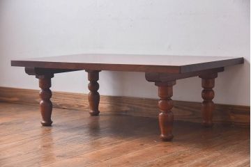 アンティーク家具　総ケヤキ材　丸みのある挽き物の脚が目を惹くケヤキ一枚板の文机(座卓、センターテーブル)