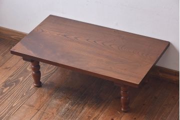 アンティーク家具　総ケヤキ材　丸みのある挽き物の脚が目を惹くケヤキ一枚板の文机(座卓、センターテーブル)
