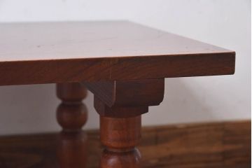アンティーク家具　総ケヤキ材　丸みのある挽き物の脚が目を惹くケヤキ一枚板の文机(座卓、センターテーブル)
