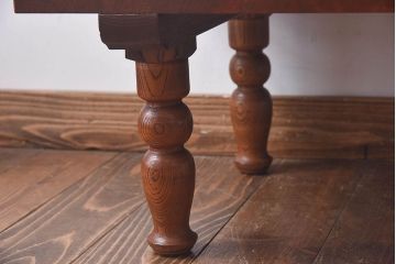 アンティーク家具　総ケヤキ材　丸みのある挽き物の脚が目を惹くケヤキ一枚板の文机(座卓、センターテーブル)