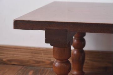 アンティーク家具　総ケヤキ材　丸みのある挽き物の脚が目を惹くケヤキ一枚板の文机(座卓、センターテーブル)