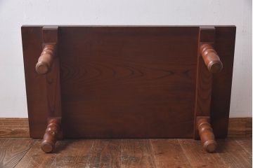 アンティーク家具　総ケヤキ材　丸みのある挽き物の脚が目を惹くケヤキ一枚板の文机(座卓、センターテーブル)